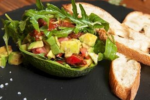 Салат из фаршированного авокадо